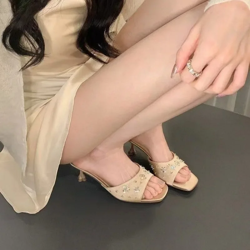 Zapatillas de verano 2025 con punta abierta para mujer, vestido a la moda para exteriores, nuevo vestido con lentejuelas de cristal, superventas, tacones versátiles antideslizantes para mujer