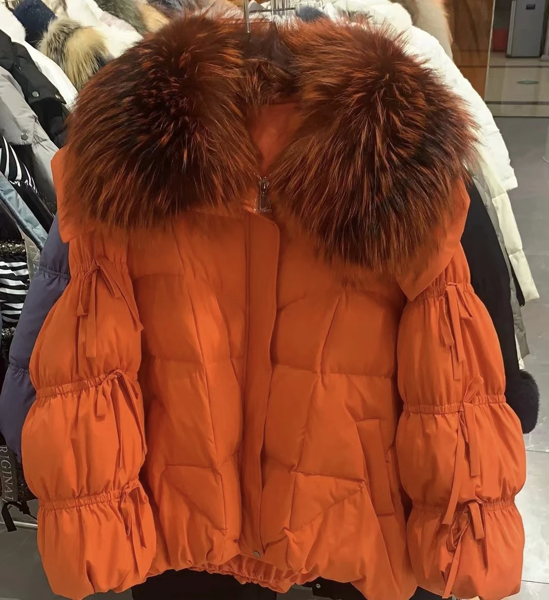 Hete Verkoop Nieuwe Winter Warme Vrouwelijke Elegante Donsjack Met Lantaarnmouwen Echte Natuurlijke Wasbeer Bontkraag Witte Eendendons Jas