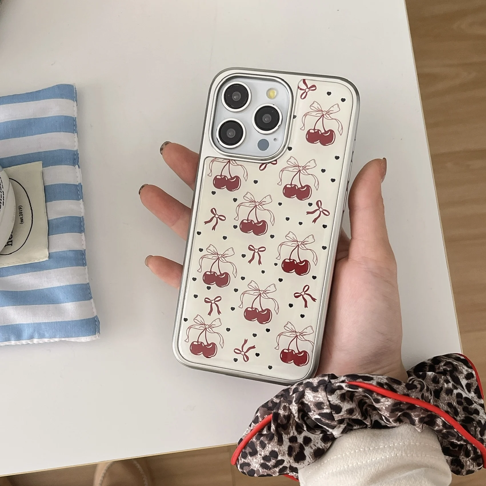 เกาหลีINSกรอบElectroplatedเชอร์รี่และBowknotsรูปแบบเคสโทรศัพท์สําหรับiPhone 16 15 14 11 12 13 Pro Max Plusปกหลัง