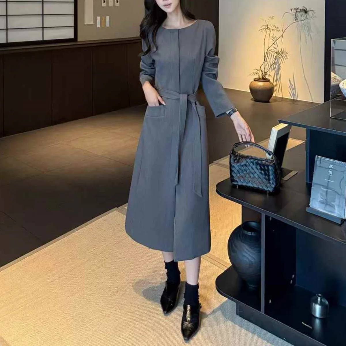 เสื้อเบลเซอร์ทรงยาวปานกลาง คอวี ผูกเชือก แต่งลูกไม้ สำหรับผู้หญิง คอลเลคชั่นฤดูใบไม้ผลิ/ฤดูใบไม้ร่วง ปี 2025 สีพื้น เรียบหรู สไตล์สาวออฟฟิศ