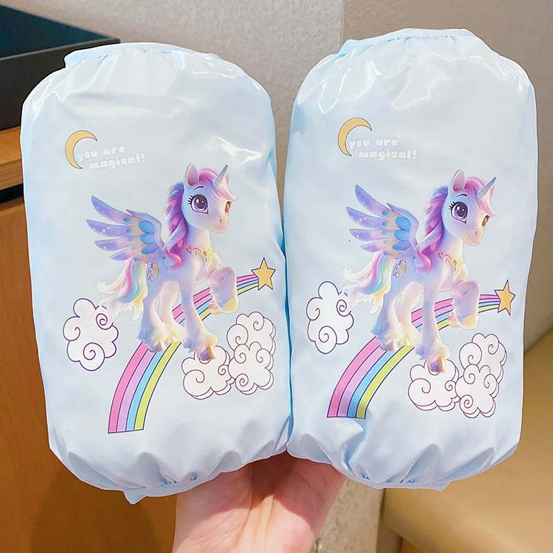 غطاء للأكمام مضاد للستانلس ستيل للأطفال من Miniso، غطاء مقاوم للماء للأولاد والبنات، أكمام واقية على شكل حصان كرتوني صغير