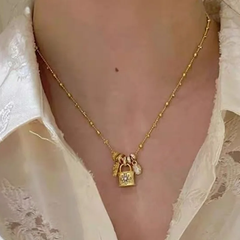 

Women's Retro Rotating Ring Cross Pendant Necklace French Light Luxury Niche Fashion Temperament High End Sense Choker