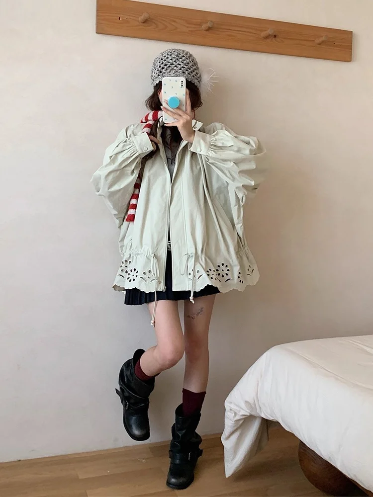 เสื้อโค้ทกันลมสไตล์เกาหลีสำหรับผู้หญิง ดีไซน์เก๋ไก๋สำหรับฤดูใบไม้ร่วง ทรงหลวม สบายๆ แขนยาว คอตั้ง แต่งรูระบายอากาศ มีเชือกผูก