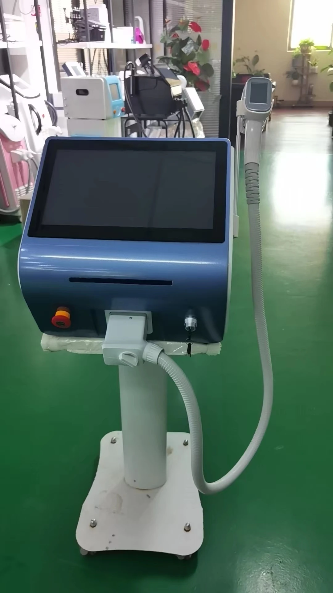 Professional Portable Titanium 755 808 1064 Cooling Diode Hair Removal Permanent Painless Hair Removal 3 Wavelength Machine