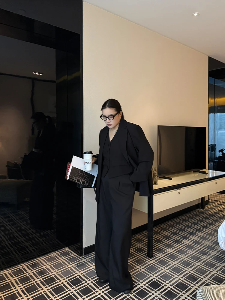 

Элегантный женский костюм-тройка больших размеров: брюки с высокой талией, длинный жакет и жилет. Модный деловой стиль.