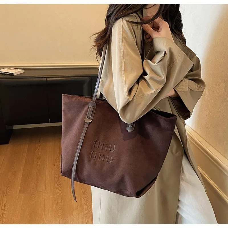 

Дизайнерская сумка для подгузников с логотипом: Элегантная кожаная сумка через плечо для женщин в минималистичном стиле с большой вместимостью.