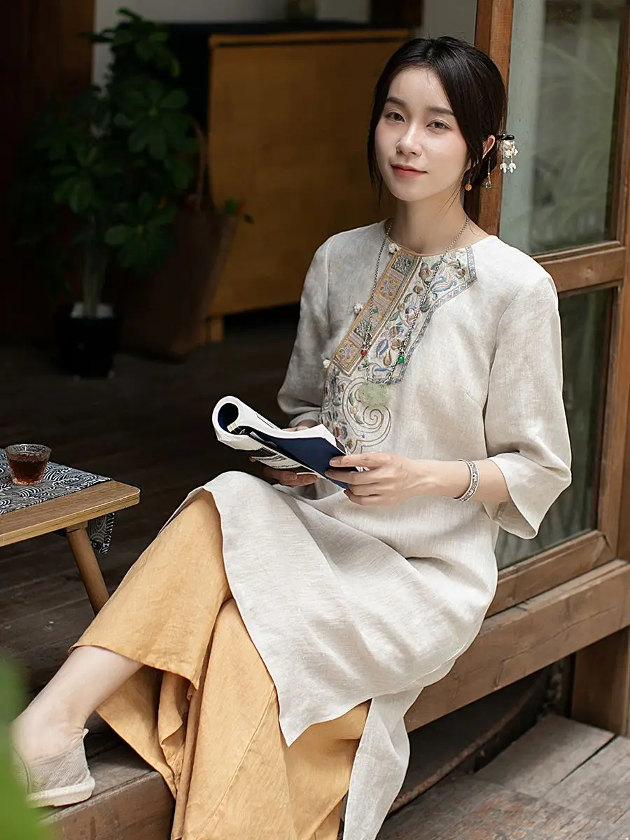 秋の新ヴィンテージバックル刺繍ドレス女性のための中国風の緩い気質痩身ミッドレングスドレス