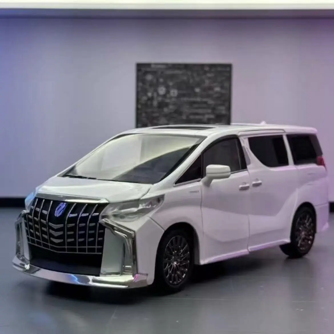 

Высококачественная модель автомобиля Alphard в масштабе 1:24, с дистанционным управлением, световыми и звуковыми эффектами, роскошный бизнес-автомобиль, подарок