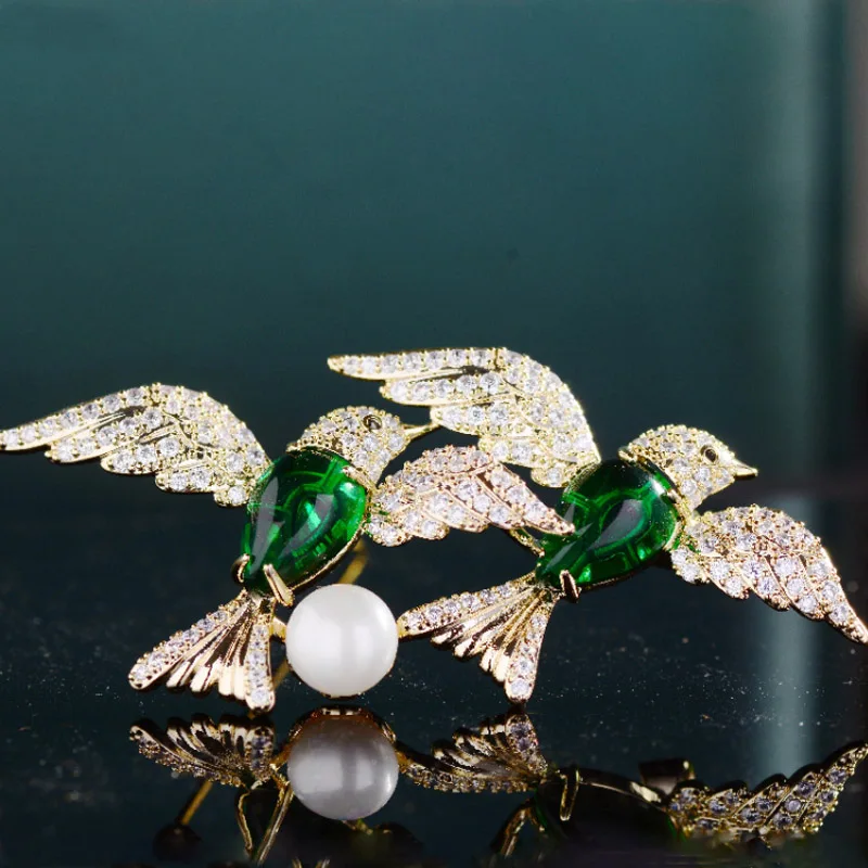 

Fashion Titanium Steel Micro-Inlaid AAA Zircon Bird Brooch Luxury Retro Green Gem Pin