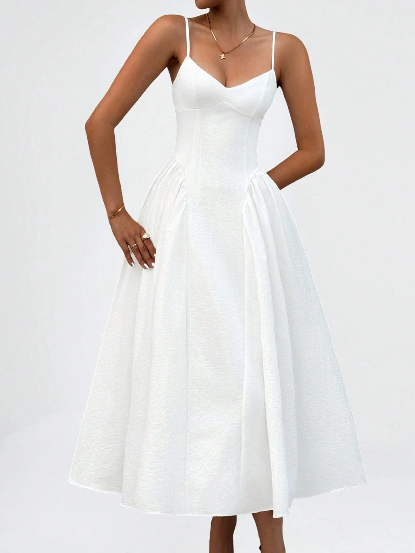 

Белое платье миди с V-образным вырезом и тонкими бретелями, с облегающим лифом и расклешенной юбкой, для летних повседневных образов, вечеринок, свиданий, пляжа.