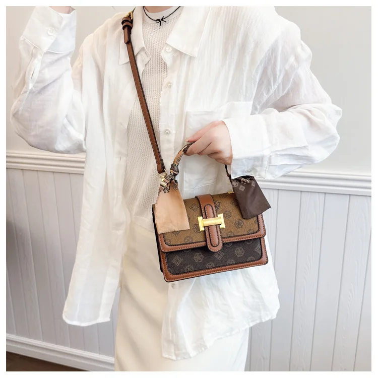 

2025 Printed Tote Bag, Luxe Shoulder Purse for Women, Vintage Top Handle Crossbody, Textured Day to Night Bag, Chic Sling Bag