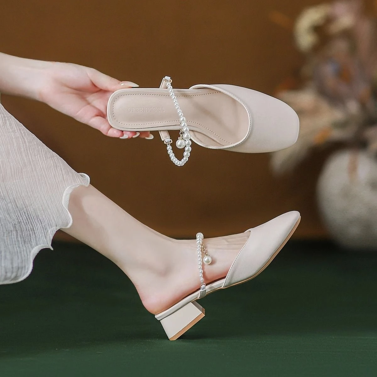 

Women's 2026 Summer New Arrival French Style Soft Leather Closed Toe Mule Slip On Sandals Pearl Chunky Heel Outdoor