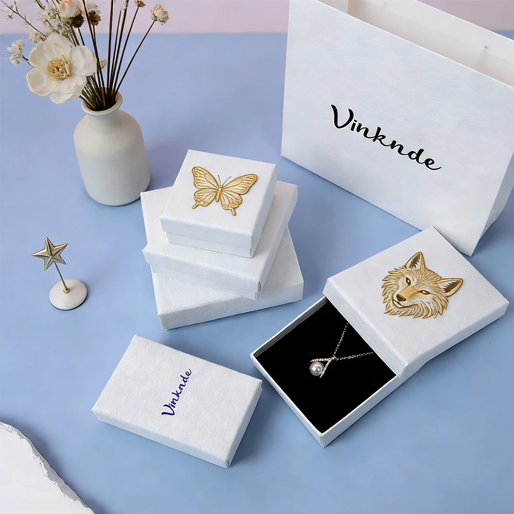 

100 шт./лот, роскошные винтажные подарочные коробки из белого текстурированного картона для ювелирных изделий, с возможностью нанесения логотипа, для ожерелий, серег, колец, браслетов