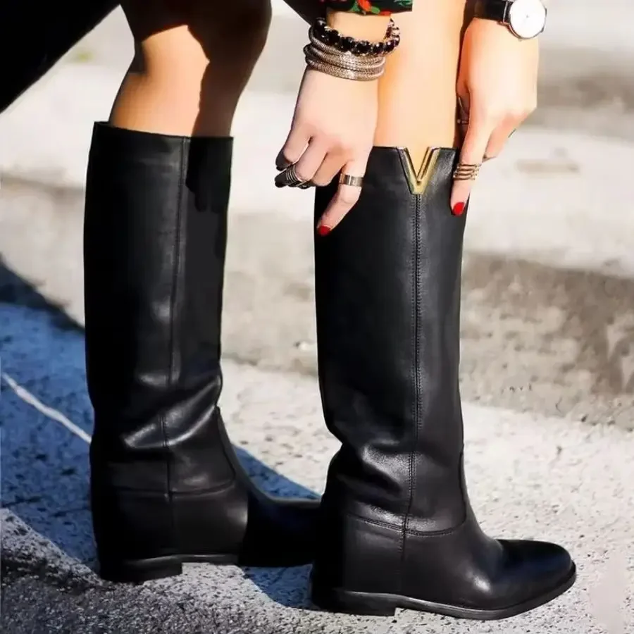

Black Leather Knee High Woman Boots New Brand Metal V Decoration Solid Designer Fashion Catwalk Concise Round Toe Winter Shoes