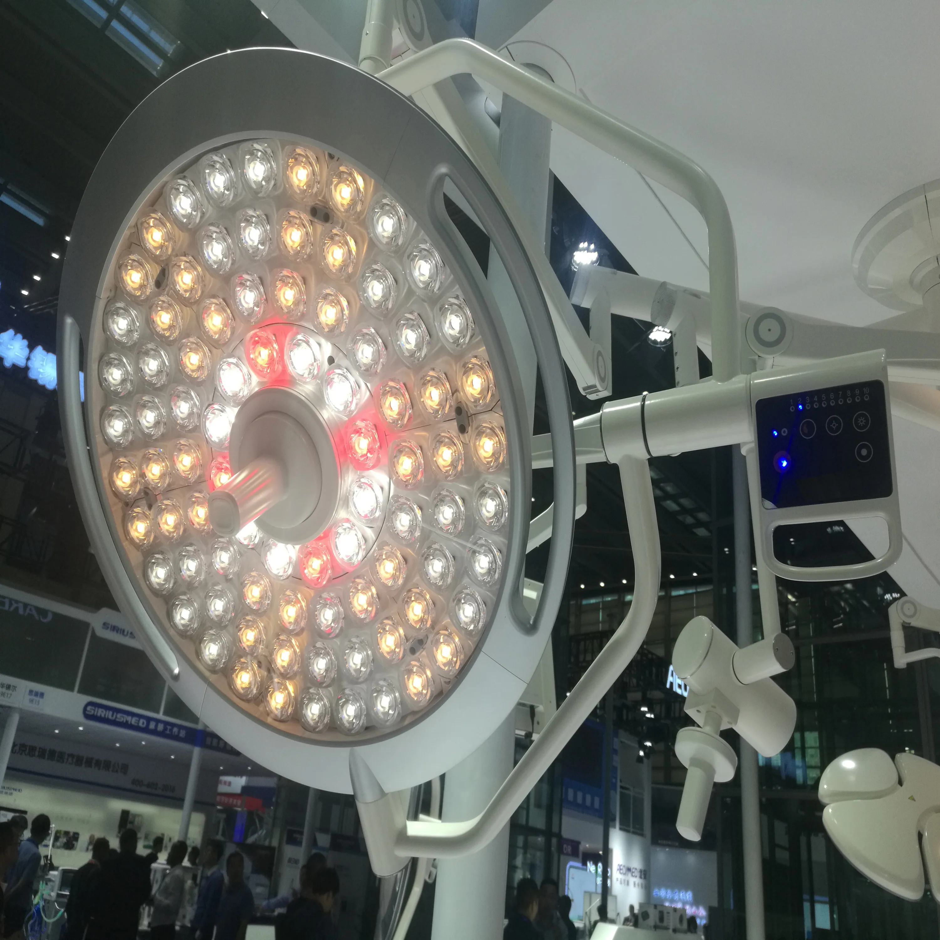 2026 New RC-LED DTR78 Electric High Tech Ceiling Shadowless Operating Lamp LED Surgical Examination Light With High CRI 98 CE Ce