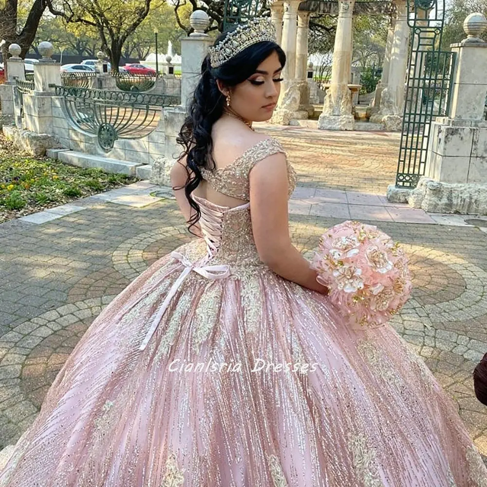 Rose Gold ปิดไหล่ Ruffles Quinceanera Ball Gown ดอกไม้คริสตัลประดับด้วยลูกปัด Corset หวาน15 Vestidos XV ปี