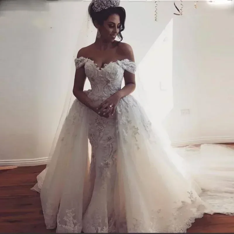 Maßgeschneidertes Meerjungfrauen-Brautkleid mit herzförmiger Spitzenapplikation und abnehmbarer Schleppe, schulterfreies Brautkleid (Vestido De Noiva)