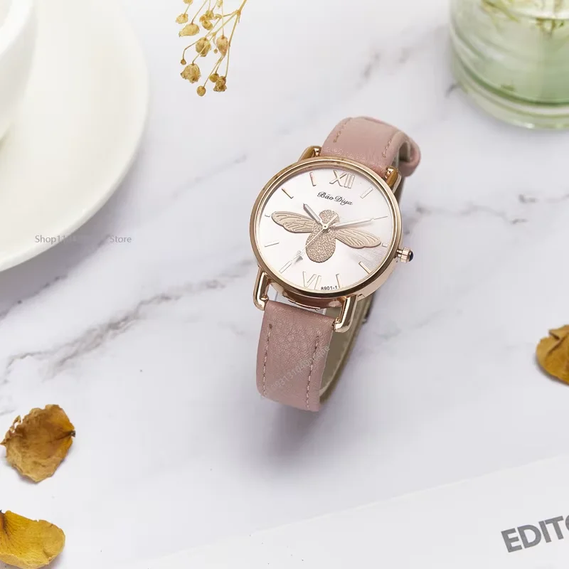 ساعة كوارتز نسائية غير رسمية على الموضة تصميم بسيط على شكل نحلة صغيرة ساعات نسائية عتيقة من الجلد الأخضر ساعات يد فاخرة للسيدات