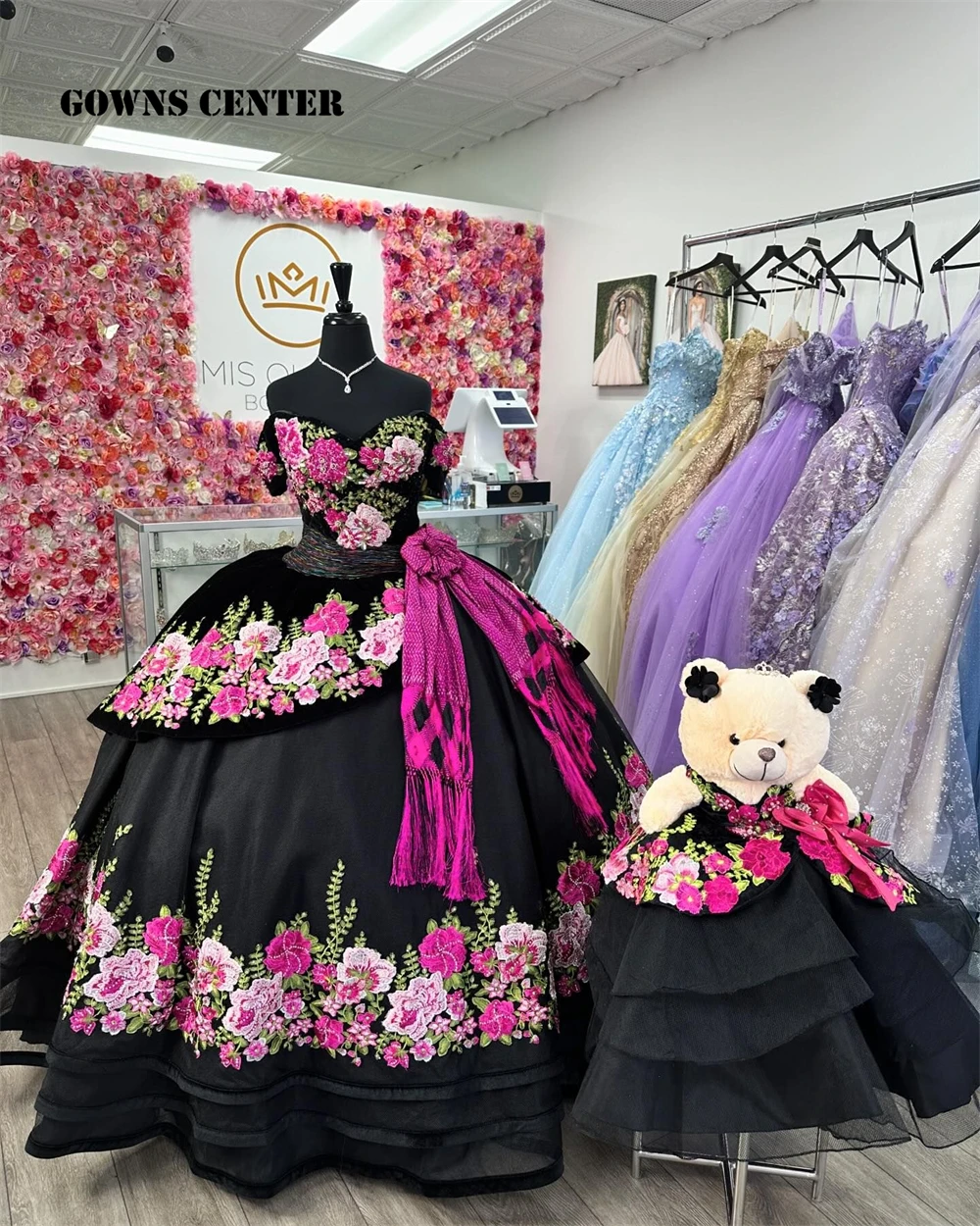 メキシコの裸の肩のQuinceaneraドレス、弓付きのピンクの花の刺embroidery、甘い15パーティー用のボールガウン、黒