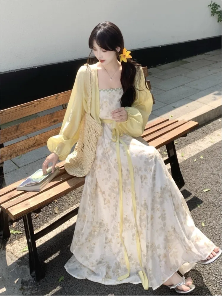 

A new large-sized gentle style floral print halter dress that makes you younger and accentuates your
