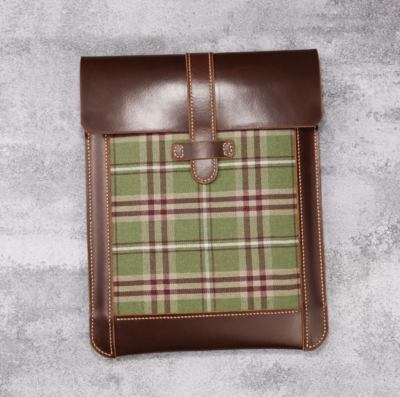 

Handmade retro British style genuine leather top-grain cowhide laptop carry-on bag with a lid V02-LF05VS.