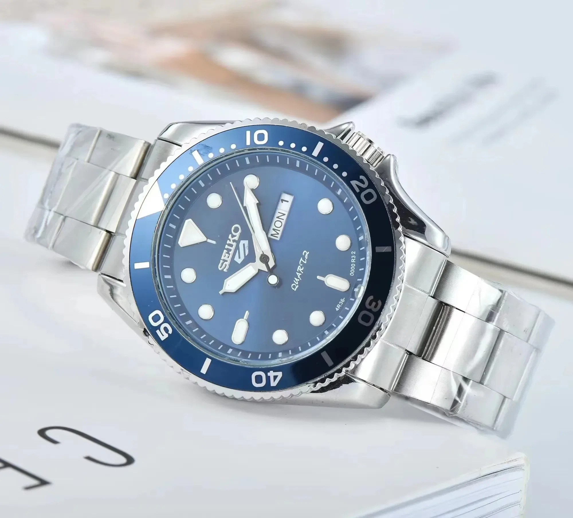 ساعة سيكو الرياضية كوارتز مقاومة للماء للرجال، مينا متعددة الوظائف وعلامات مضيئة، ستانلس ستيل أو حزام مطاطي.