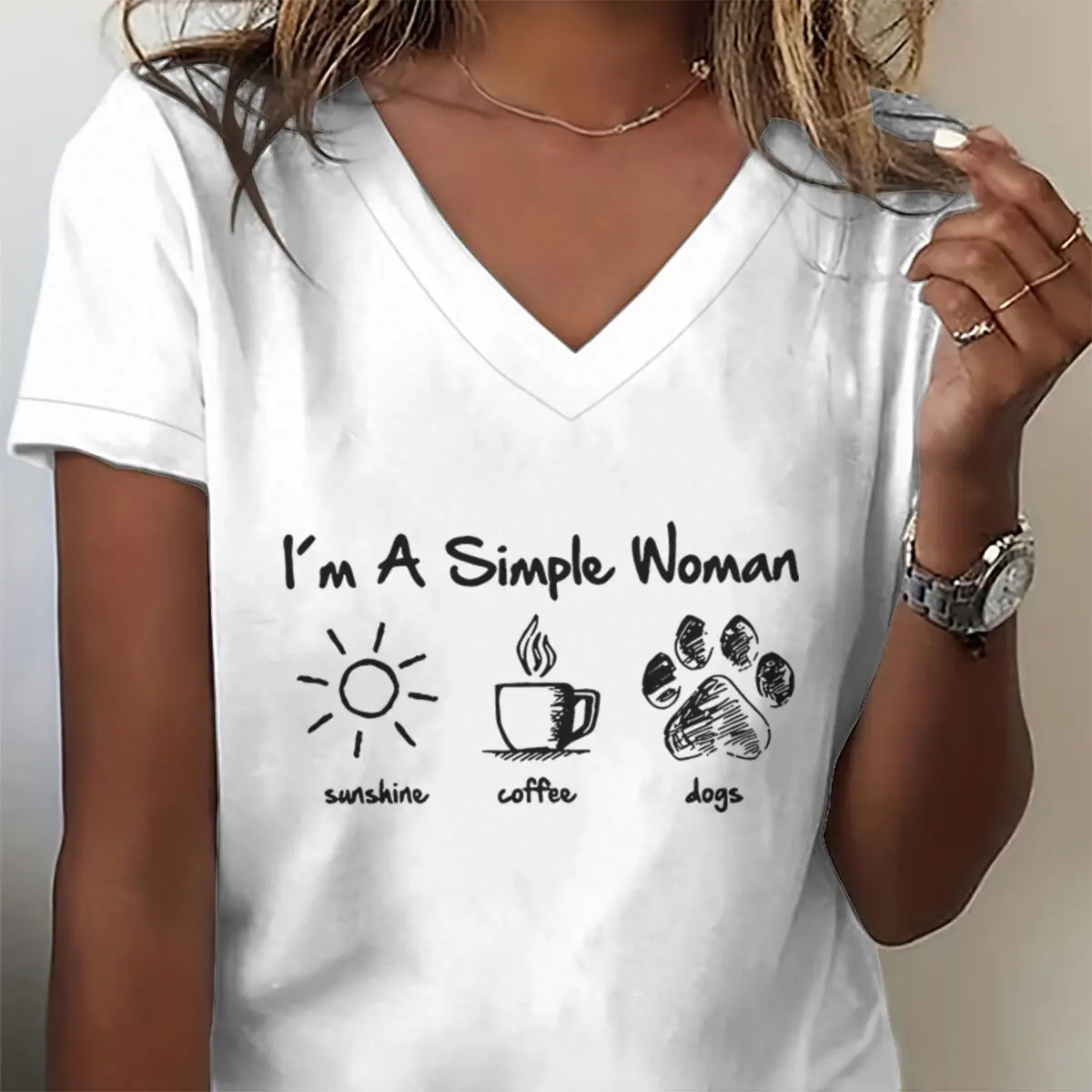 T-shirts pour femmes, motif « Je suis une femme simple » avec lettres, soleil, café, chien, design rétro amusant et mignon, t-shirts à col en V