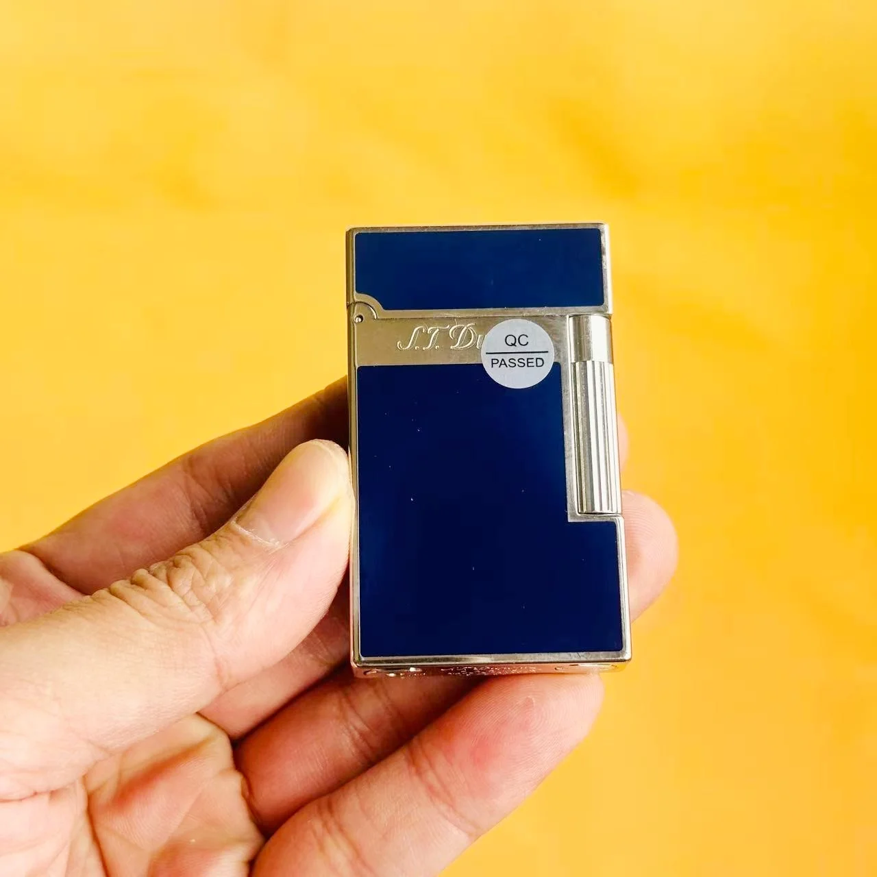 Dupont lighter De luxe merkaansteker is geklassieerd afgewerkt met lak en produceert een helder, scherp ontstekingsgeluid. perfect cadeau voor mannen. Dupont  Logo