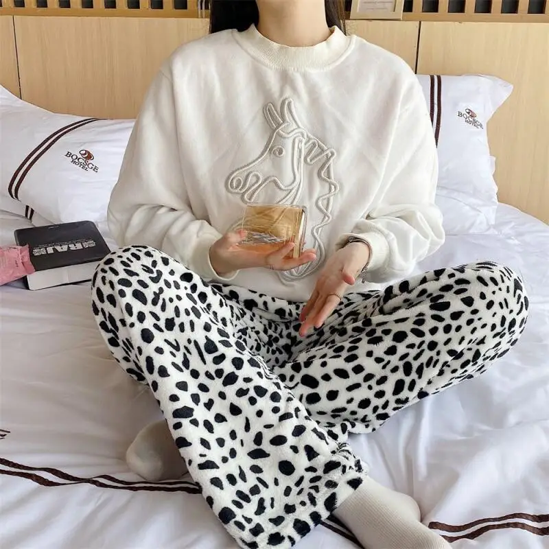 ชุดนอนผ้าคอรัลฟลีซสำหรับผู้หญิง กางเกงขายาวทรงหลวม สวมใส่สบายๆ สำหรับฤดูใบไม้ร่วงและฤดูหนาว ชุดนอนผ้ากำมะหยี่ ชุดนอนใส่ในบ้าน เสื้อคลุมด้านนอก สไตล์โดปามีน