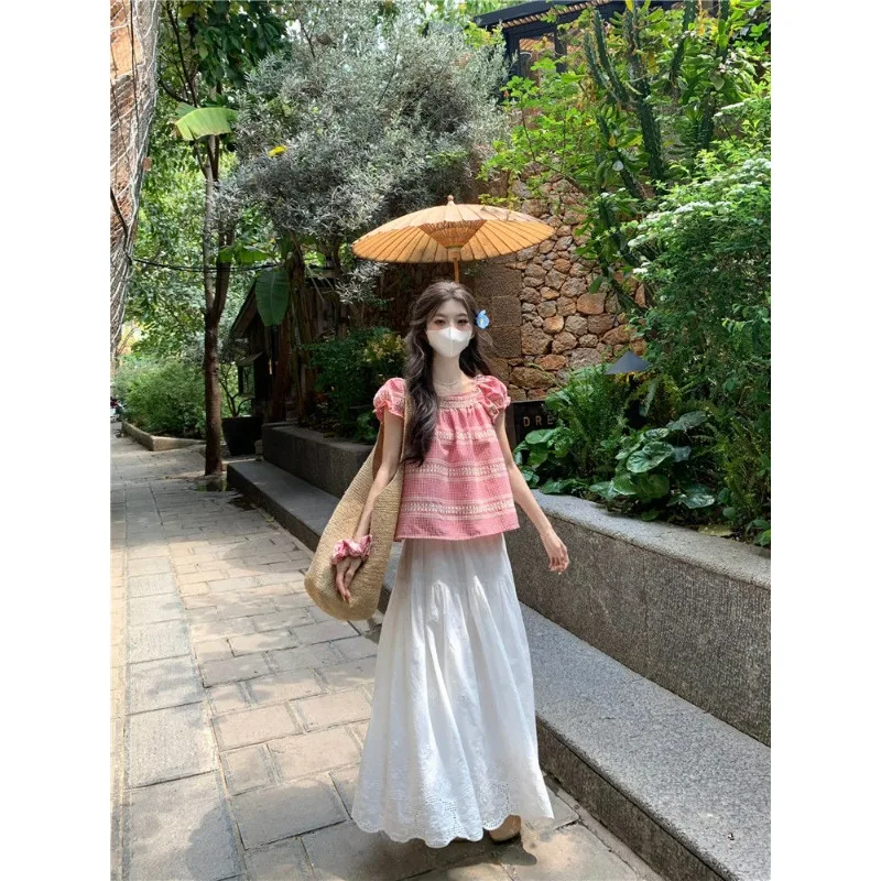 الوردي منقوشة قصيرة الأكمام المرأة 2025 صيف جديد الفرنسية الدوبامين نمط ارتداء دمية طوق فقاعة كم تي شيرت