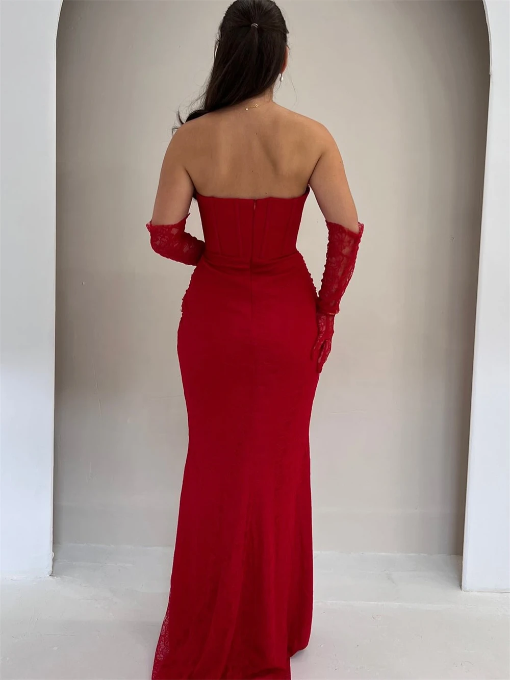 

Customized Simple Red Lace Evening Dress Formal Strapless Sleeveless Celebrity Gowns Soft Mermaid Sweep Train Homecoming Dresses