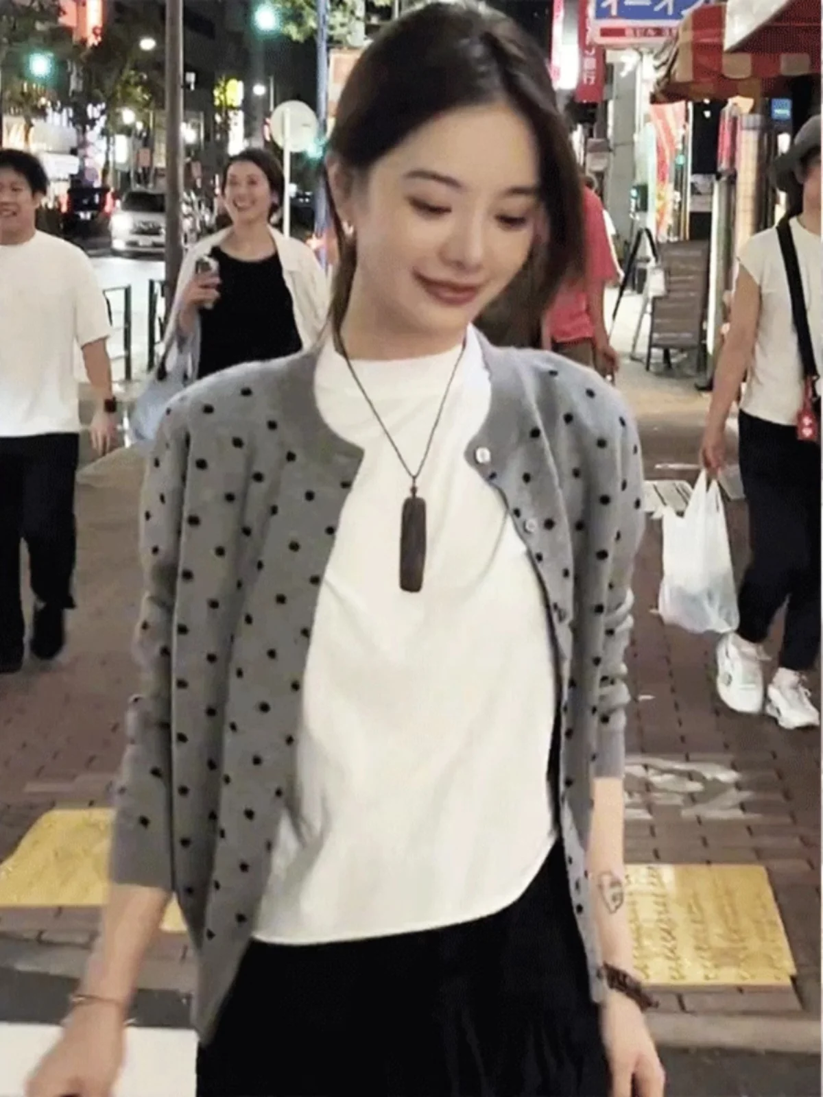 سترة نسائية شتوية عالية الجودة من الكنزة المفتوحة المنسوجة بتصميم كلاسيكي، فضفاضة وعصرية بأكمام طويلة ونقاط بولكا، مريحة ومتو...