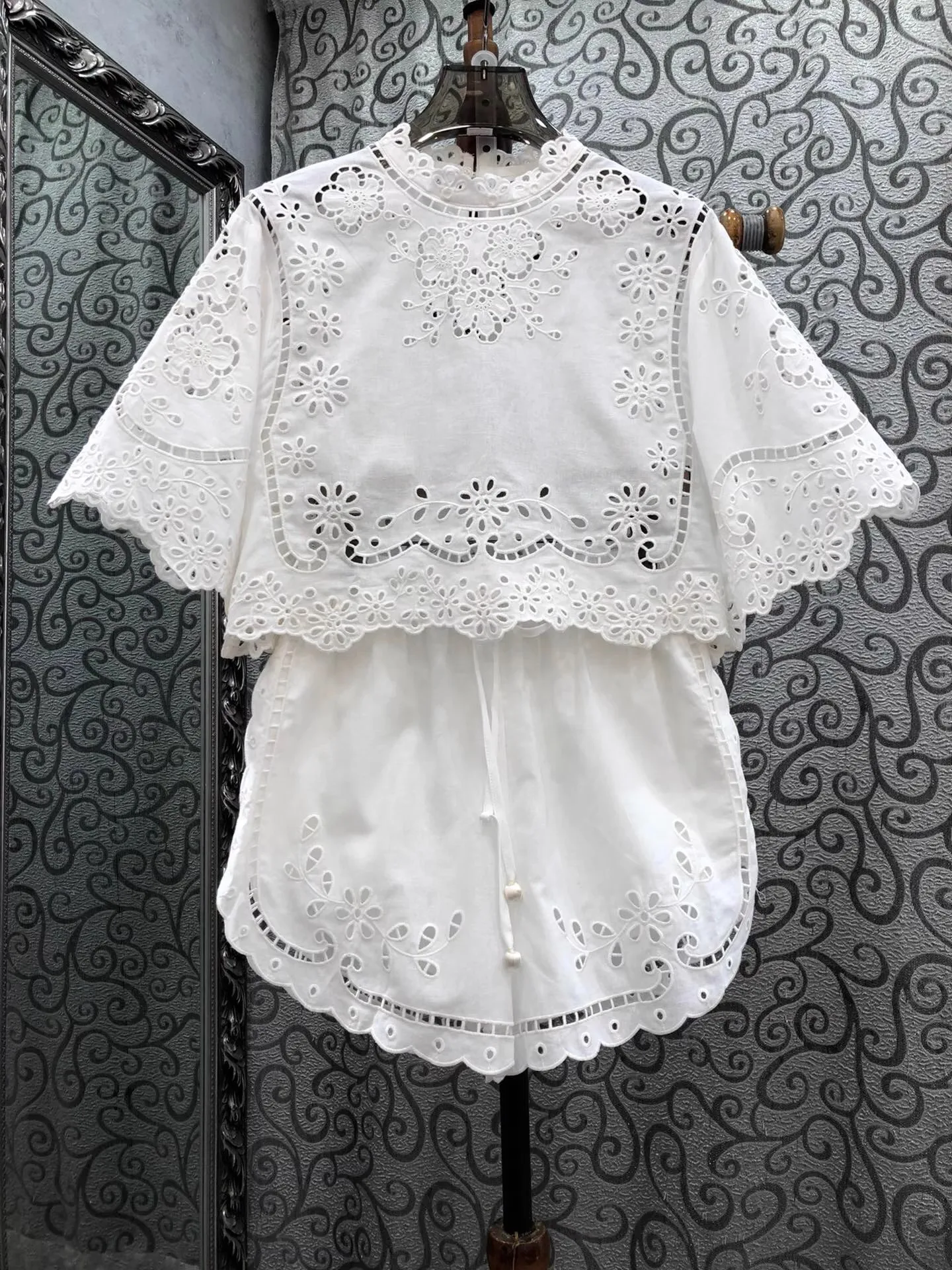 

Top Quality Women's Set 2025 Summer Style Lady Hollow Out Embroidery Tops Blouse+Elastic Waist White Red Cotton Linen Short Set