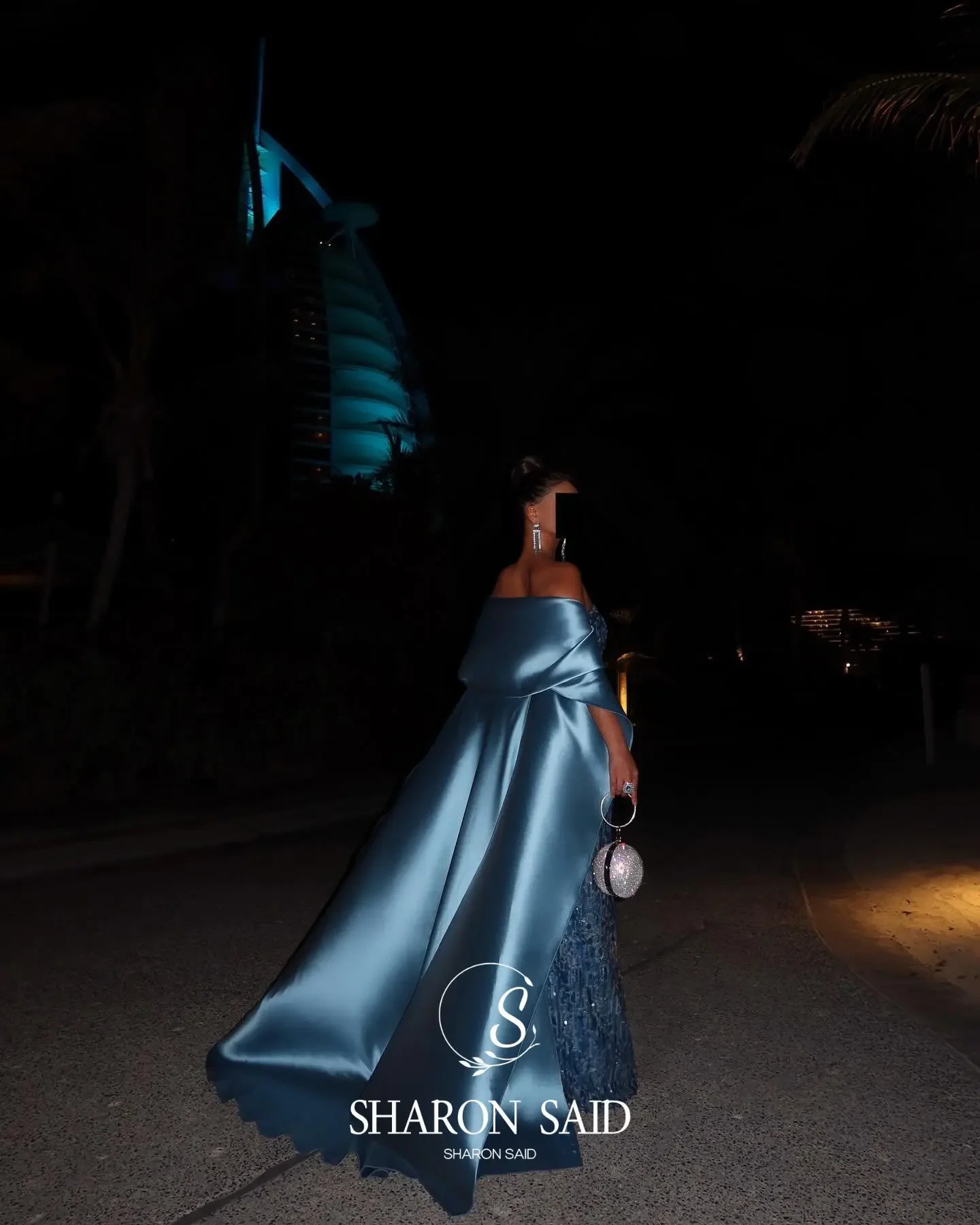 Sharon กล่าวว่าเลื่อมสีฟ้าชุดราตรีชุดราตรีซาตินรถไฟสําหรับผู้หญิงงานแต่งงานคําพรหมชุด SF165 ที่กําหนดเอง