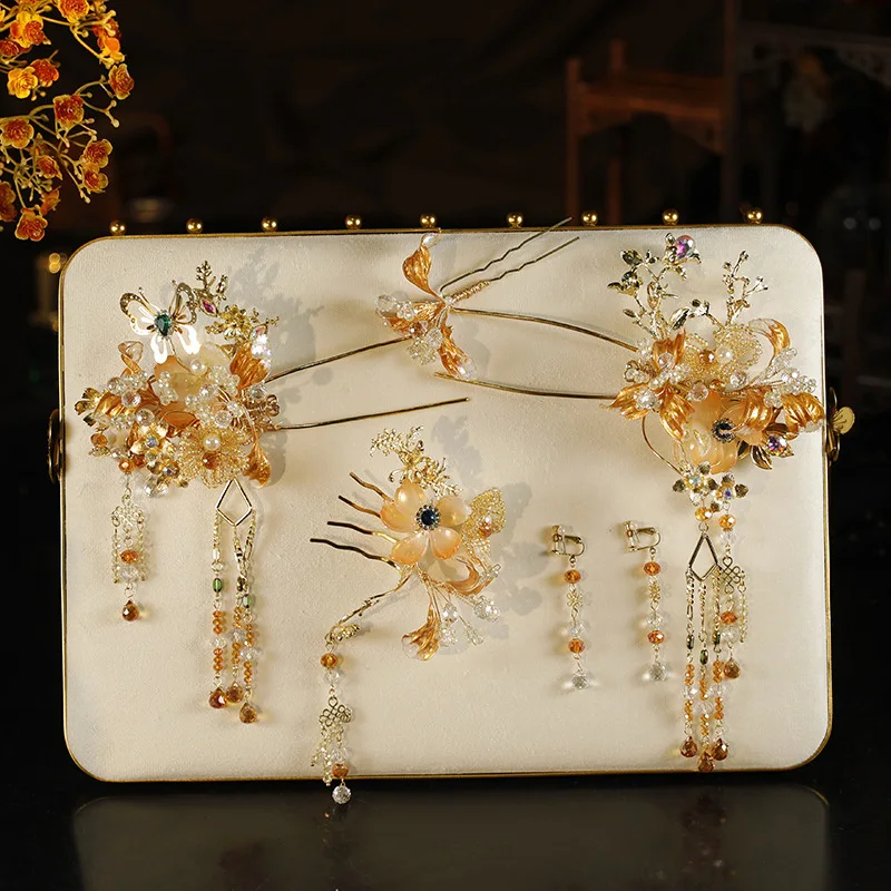 غطاء رأس الزفاف الصيني الذهبي Xiuhe الملابس الصناعة الثقيلة بسيطة وأنيقة عالية الجودة وثوب غطاء الرأس الحد من العمر