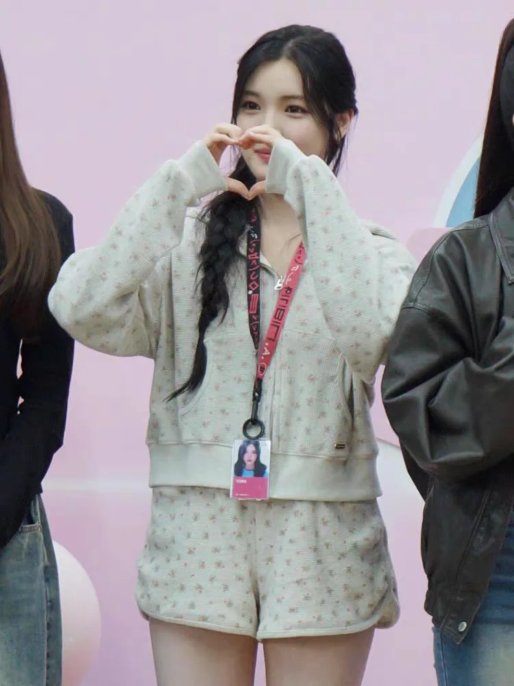 

Комплект из худи с цветочным принтом и шорт: женский модный осенний костюм из хлопка с длинными рукавами в корейском стиле, состоящий из двух предметов