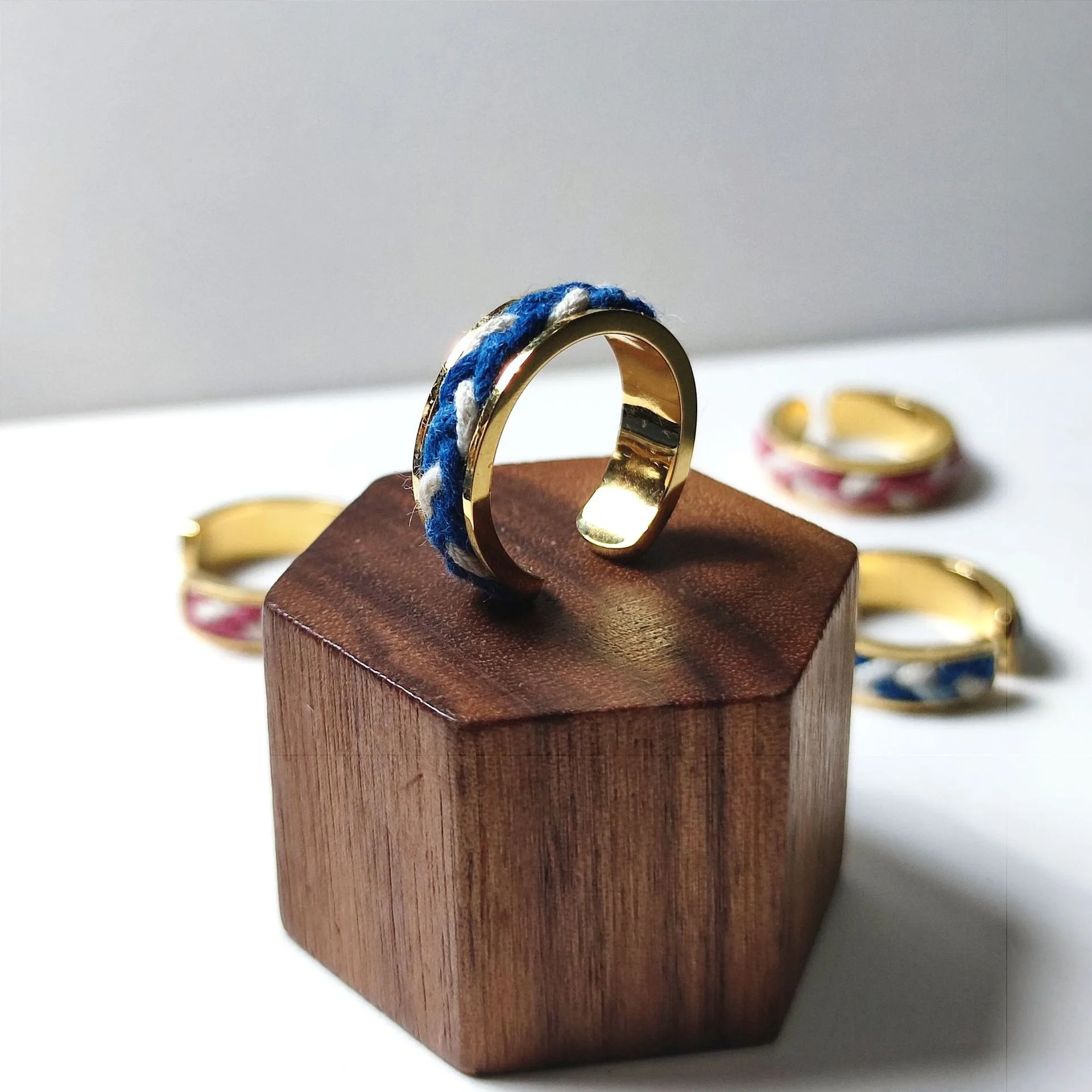 

Plant indigo dyeing original design, hand woven gold-plated ring, titanium steel gold ring with temperament