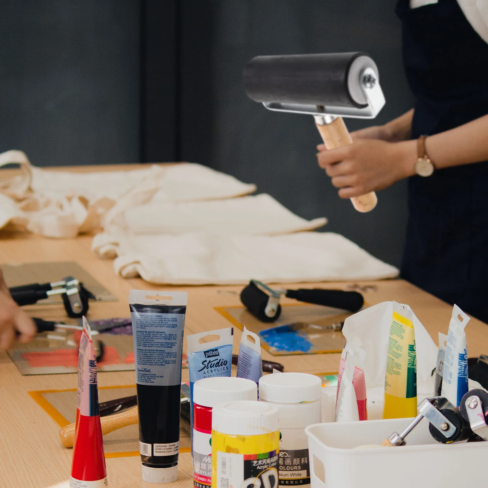 

Heavy Duty Printmaking Roller Strong Metal Frame Warping Resistant for Ink Glue Spreading Craft Tool Rubber Roller