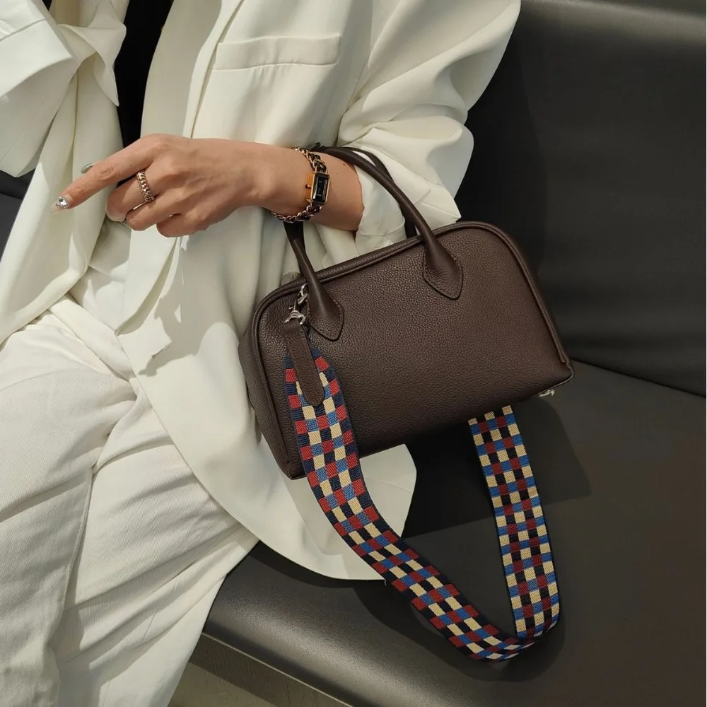 

2026 Новая простая и универсальная женская сумка первого слоя из воловьей кожи с широким плечевым ремнем на одно плечо Boston Bag