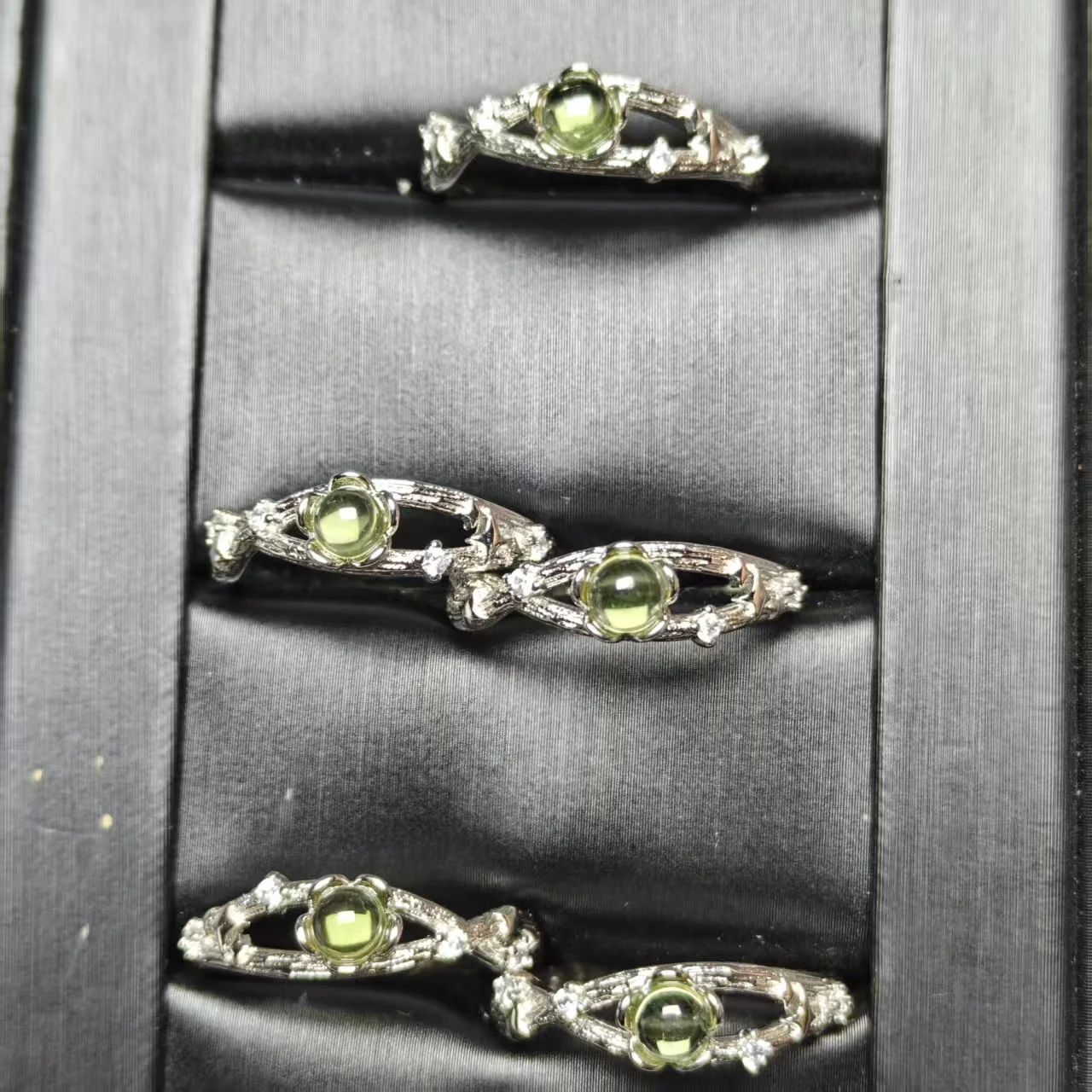 Großhandel Natürliche Peridot-Perlen Runde Kupferringe Modischer Hochschmuck, Bewegliche Ringe mit Verstellbarer Öffnung als Geschenk – Detail 6