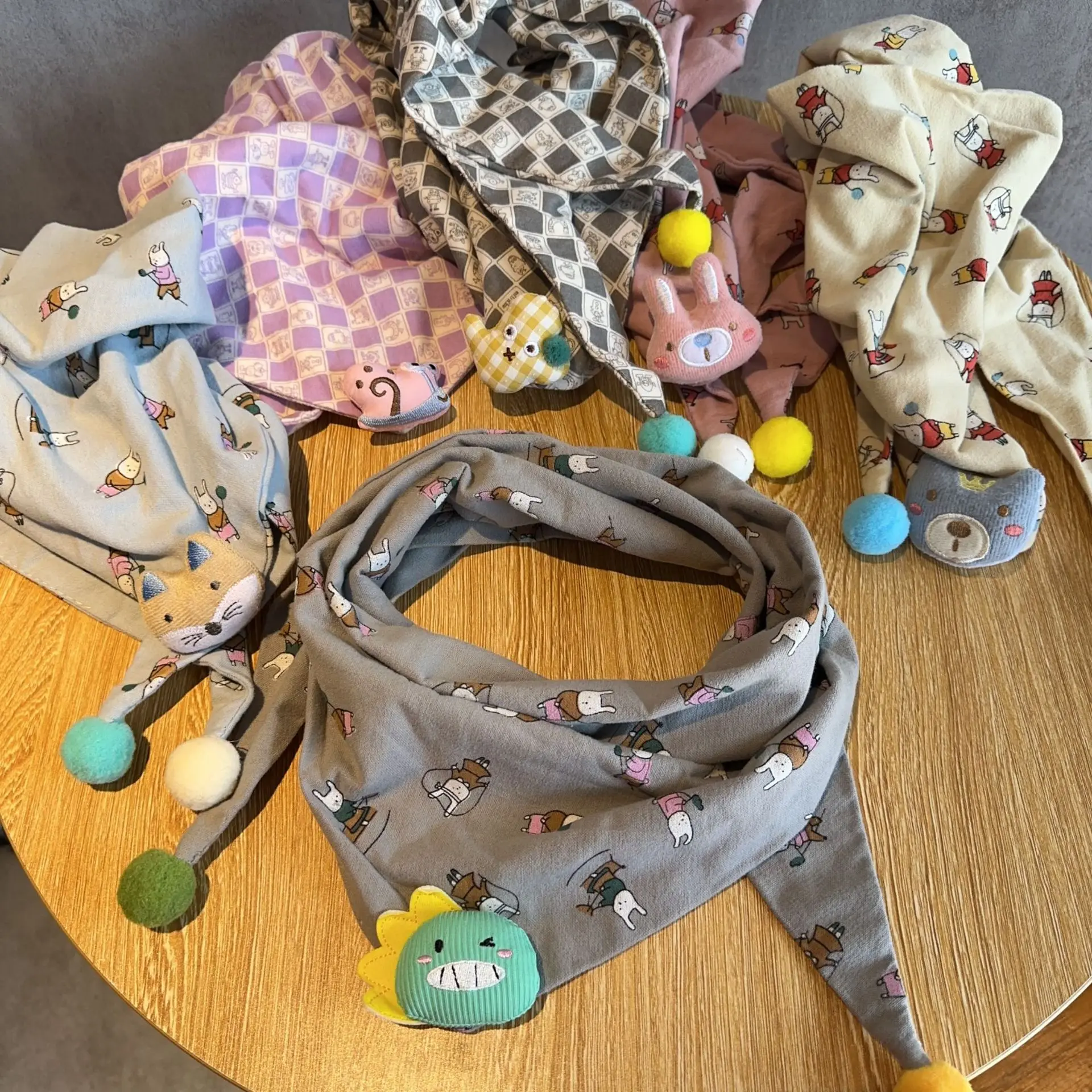 

Miniso's new children's warm scarf baby triangle scarf baby autumn and winter neck cover girl windproof boy scarf