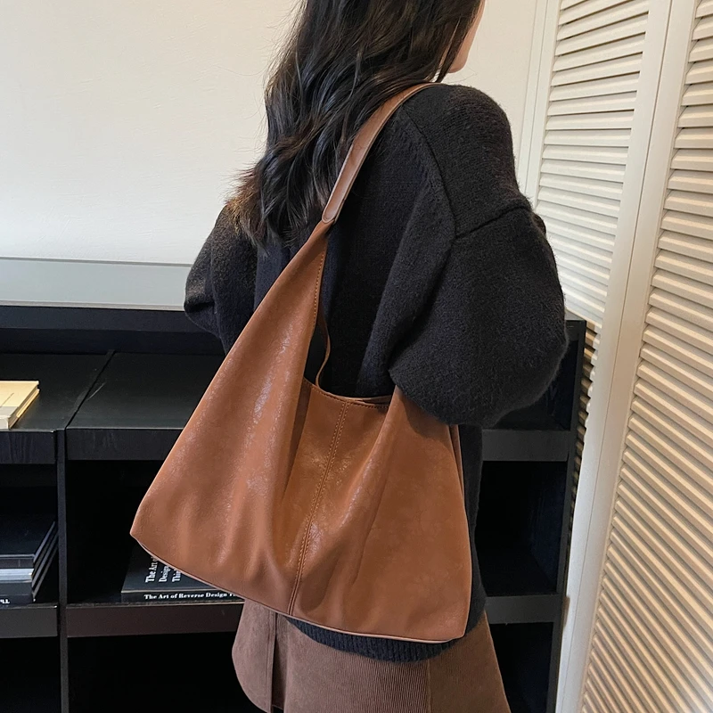 LEFTSIDE 2025 겨울 럭셔리 디자이너 PU 가죽 핸드백 및 지갑 여성용 호보백 트렌드 브랜드 솔리드 컬러 숄더백
