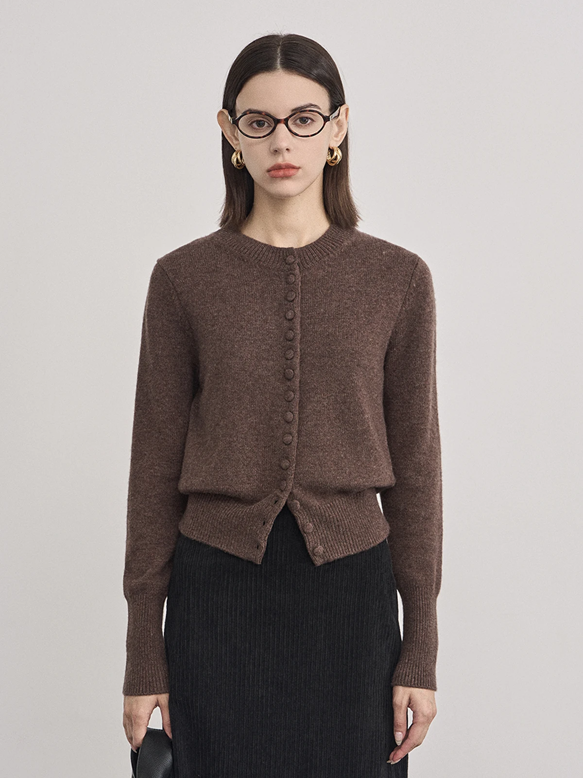 

Женский вязаный кардиган из коричневой шерсти с круглым вырезом, на одной пуговице, свободного кроя, с длинными рукавами