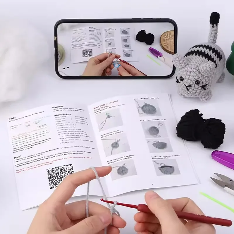 مجموعة أدوات كروشيه كات DIY للمبتدئين - تتضمن فيديو تعليمي لخيوط غزل القطن وإبر وخطافات ومجموعة أدوات متماسكة للصياغة