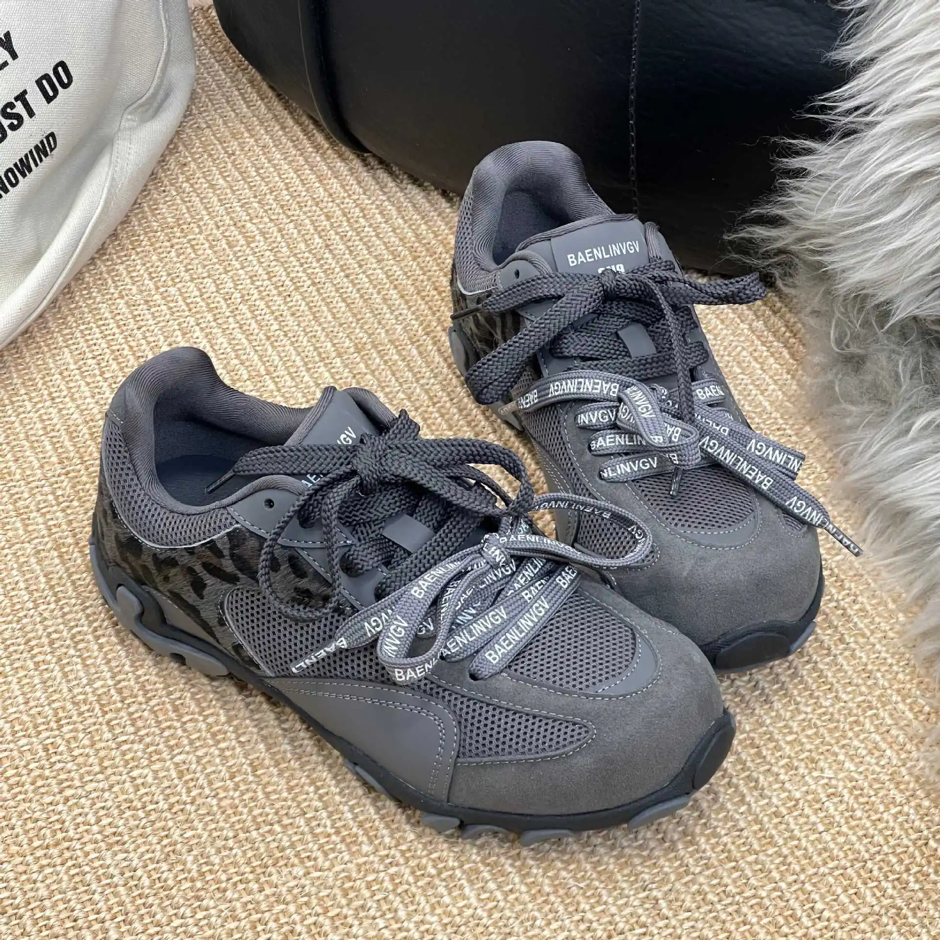 

Casual Jogging Color-Block Lace-Up Flat Shoes for Women: Soft, Breathable, Insulated, and Slip-Resistant