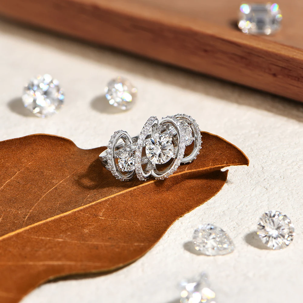 ATTAGEMS. خاتم نسائي فاخر مزين بثلاثة أحجار مويسانيت، وحجر كريم مستدير بقطر 1 قيراط، وحلقة ملتوية تشبه الكرمة مصنوعة من الفضة الإسترلينية 100٪. هذه القطعة من المجوهرات الراقية مناسبة لمناسبات مثل الخطوبة والمواعيد الغر #3