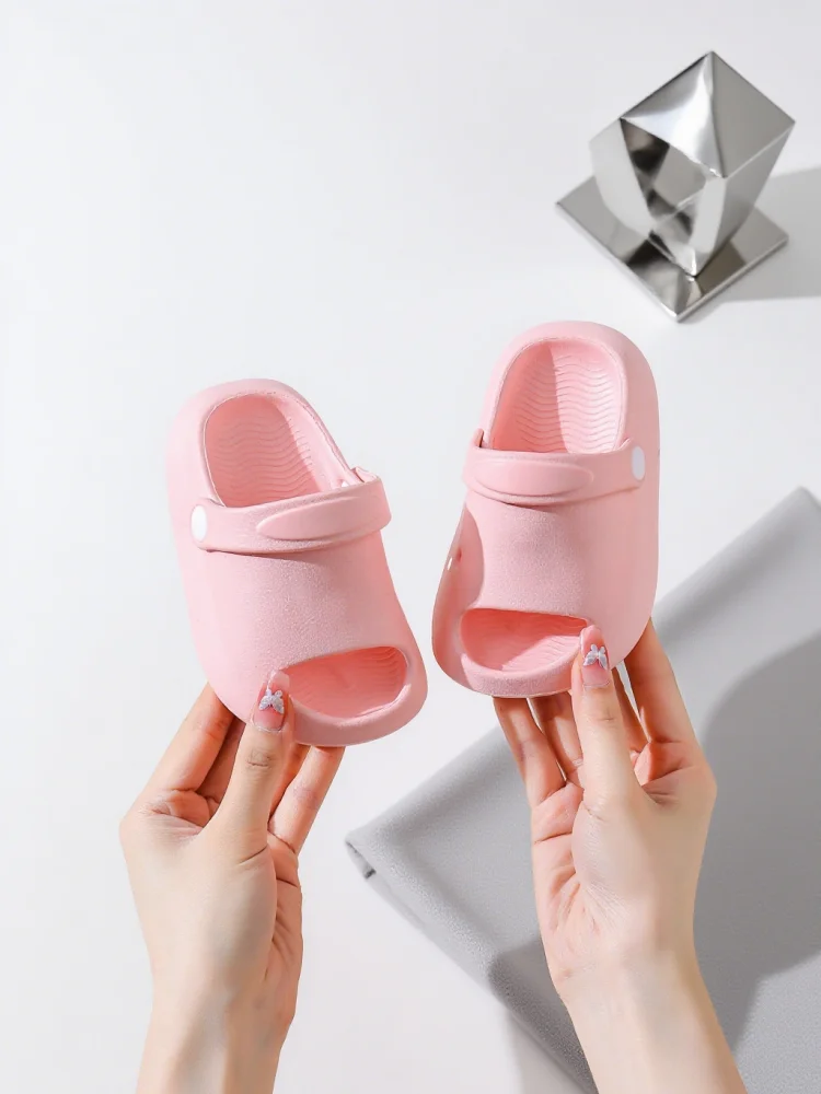 

Girls' slippers have thick soles and are simple and atmospheric, and slippers can be worn indoors and outdoors at home