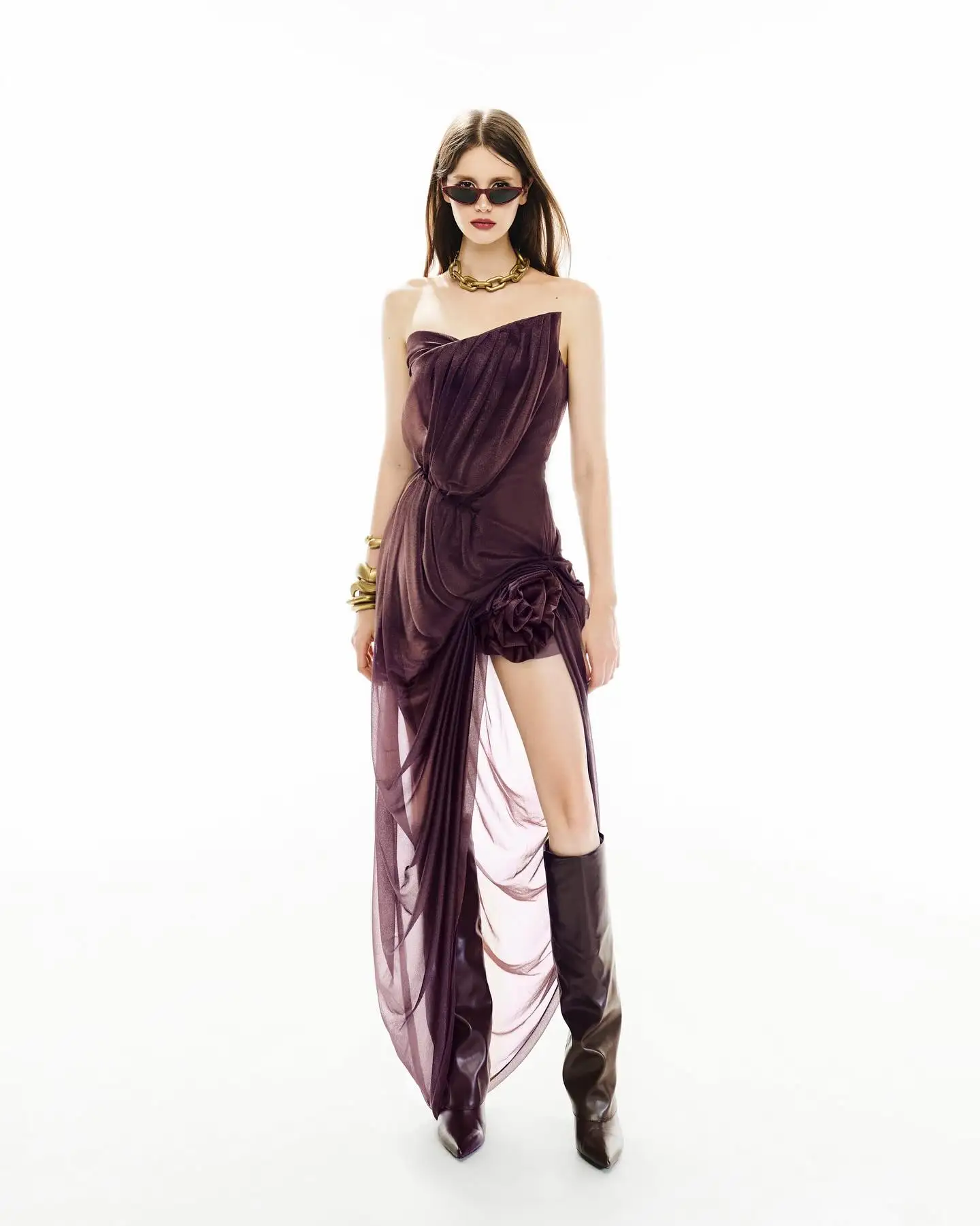 Designs Braunes, durchsichtiges Chiffon-Wickelkleid mit Blume, modisches, asymmetrisches High-Low-Abendkleid, drapiertes Taillen-Overlay für den Sommer