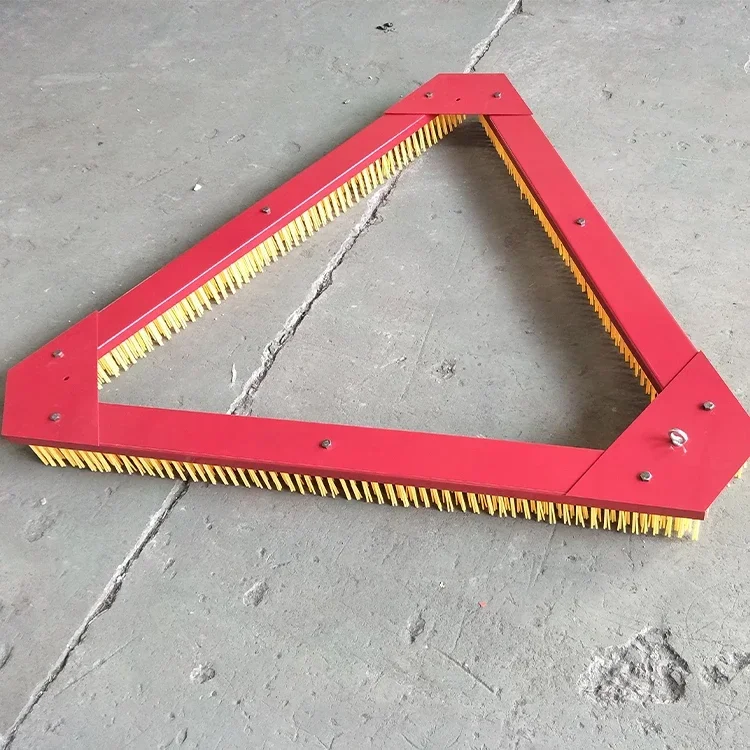 فرشاة العشب الاصطناعية المثلثة معنقدة لملعب كرة القدم، فرشاة صيانة العشب الاصطناعي لتغليف الرمال #6