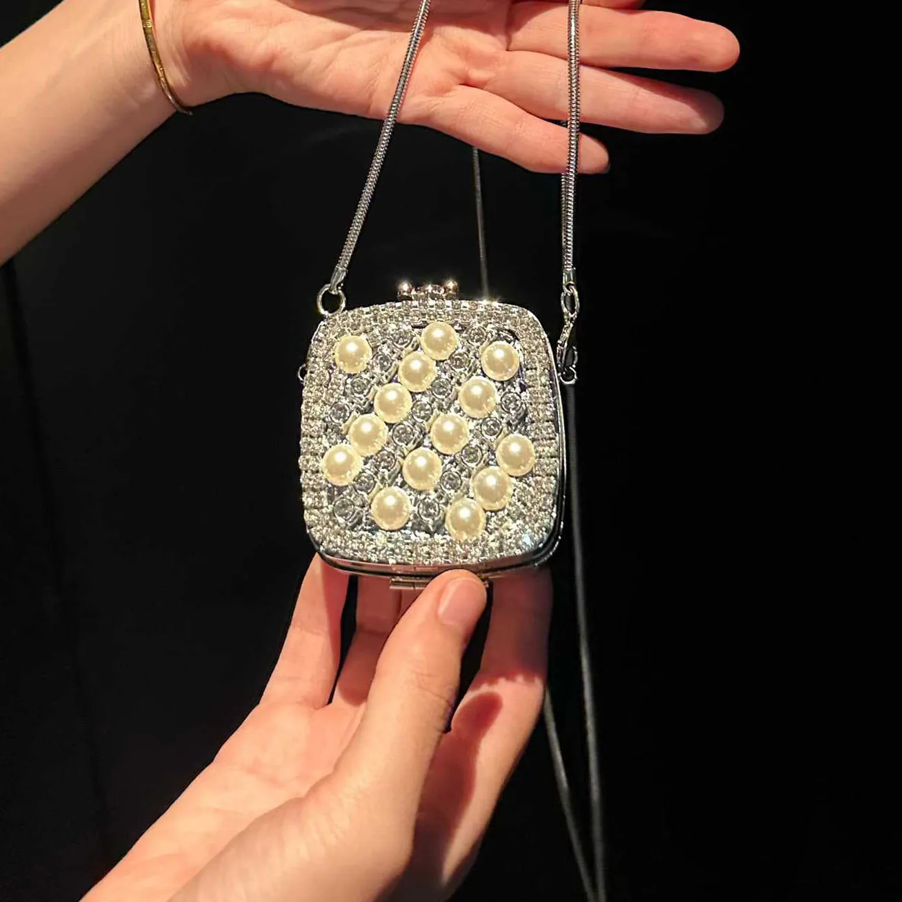 الفرنسية حجر الراين سلسلة معدنية حقيبة صغيرة رفرف شكل الفضة الصلب عبر الجسم صندوق أكياس موضة مساء حفلة فاخرة مخلب المحفظة